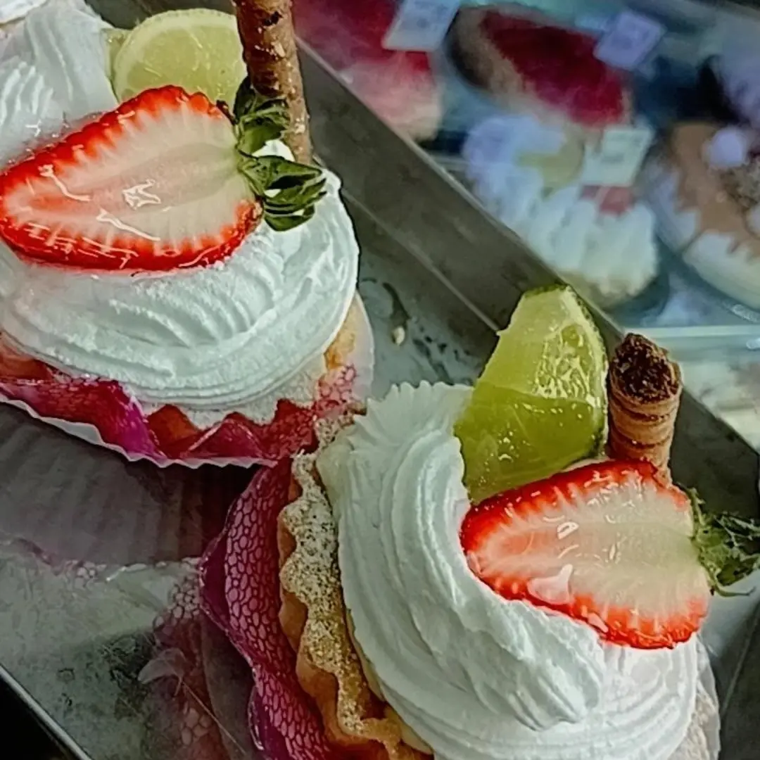 Doce da Florescer com morango, chantilly e limão
