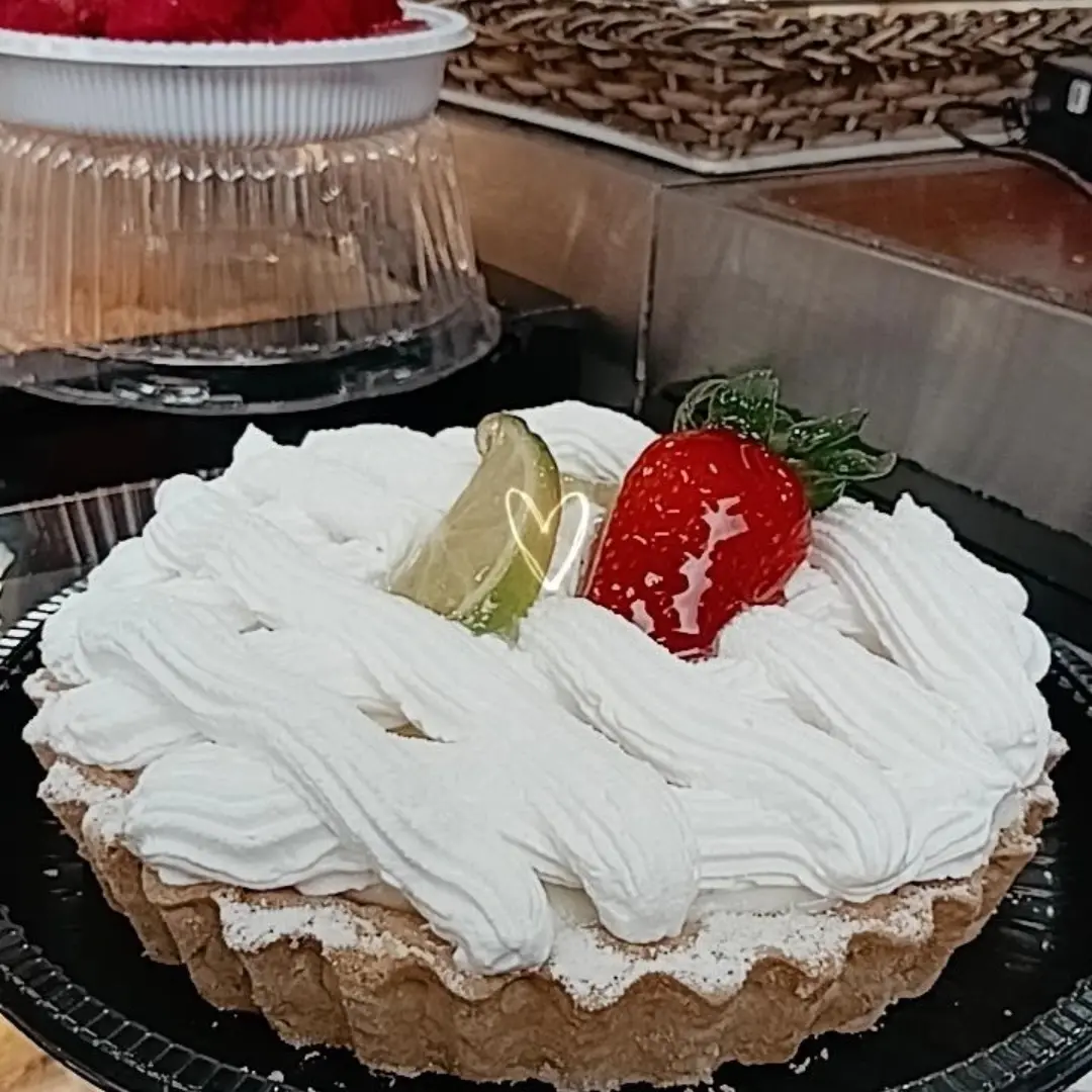 Torta com chantilly, morango e frutas da Florescer